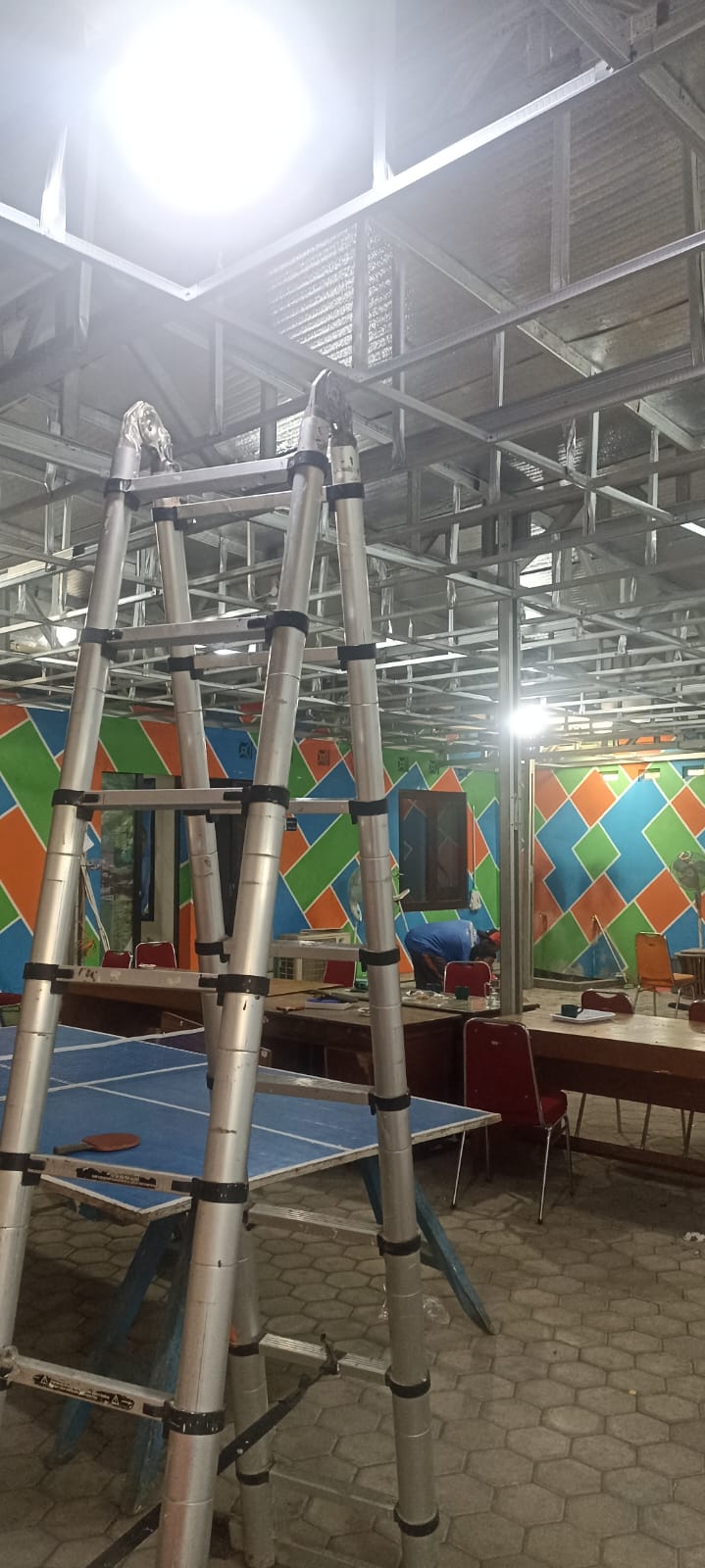 Membuat Partisi dan Pemasangan Plafon di Kantor Badan Pusat Statistik (BPS)